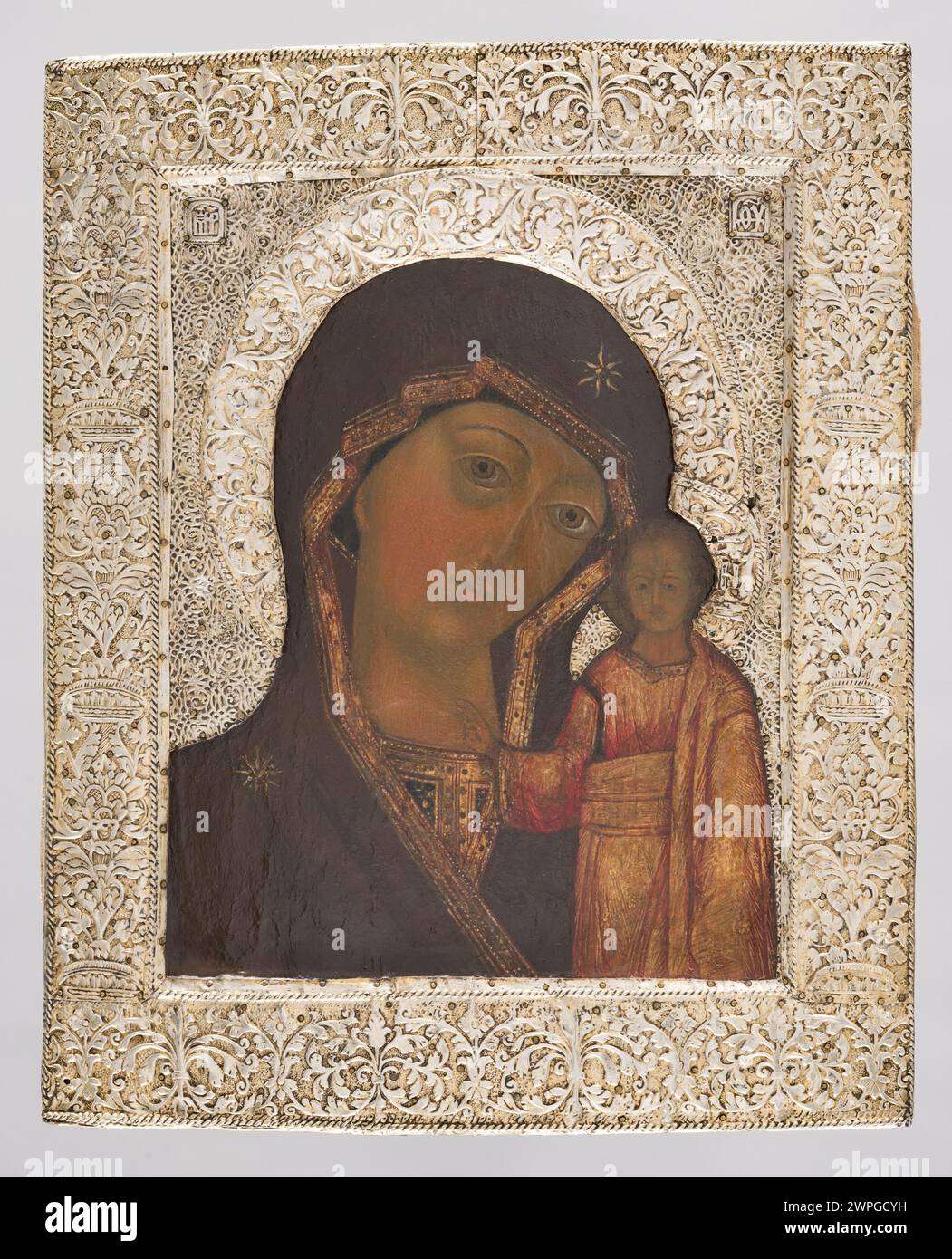 Diese aus dem 17. Jahrhundert stammende Ikone der Muttergottes von Kasan aus der Moskauer Schule mit einer Verpackung aus dem 18. Jahrhundert präsentiert traditionelle russisch-orthodoxe Ikonographie und religiöse Verehrung. Stockfoto