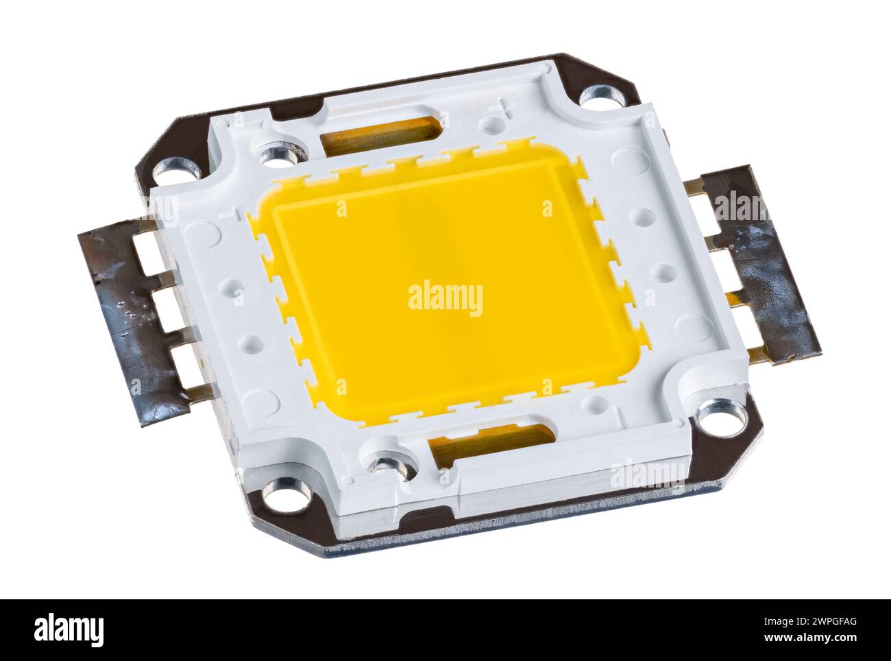 Elektronischer LED-Chip auf der Platine. Lichtquelle für elektrische Hochleistungsleuchte von Dioden-Array in gelber Silikonschicht auf Metall mit Bohrungen für Kühler. Stockfoto