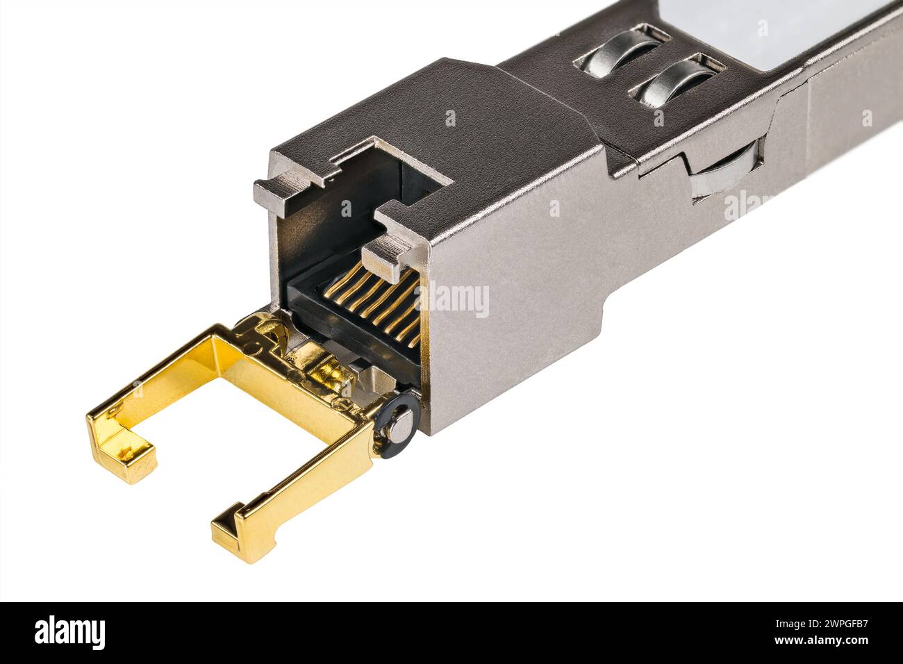 Standardisiertes modulares, hot-Plug-fähiges Netzwerkschnittstellenmodul. Nahaufnahme eines kompakten SFP-Transceivers aus Metall mit Stecker für einen RJ45-Steckverbinder mit registrierter Klinkenbuchse. Stockfoto