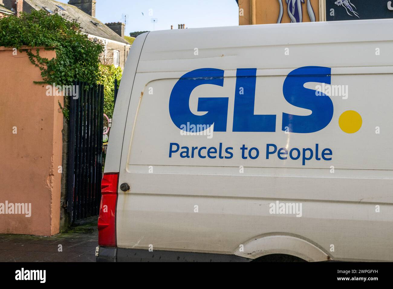 GLS-Paketzustellwagen in Irland geparkt. Stockfoto