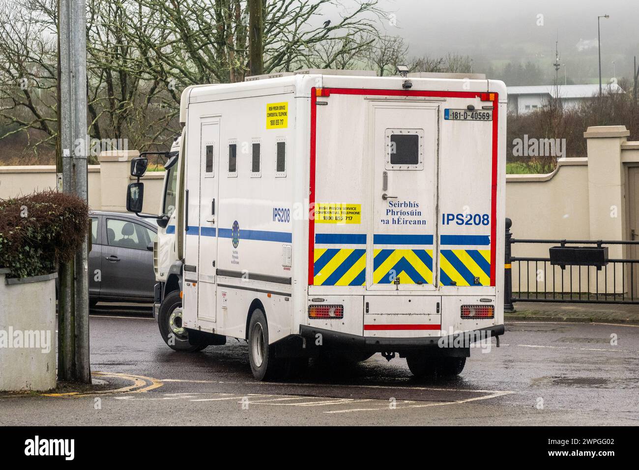 Der irische Gefängniswagen verlässt das Bezirksgericht in Skibbereen, Irland. Stockfoto