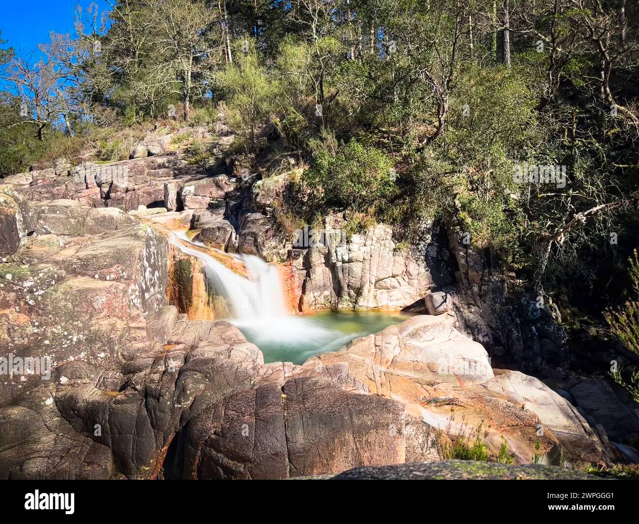 Cascata do Tahiti ist auch bekannt als Fecha das Barjas und ist ein Wasserfall mit mehreren natürlichen Pools, in denen Sie schwimmen können. Es befindet sich in der Peneda Gêre Stockfoto