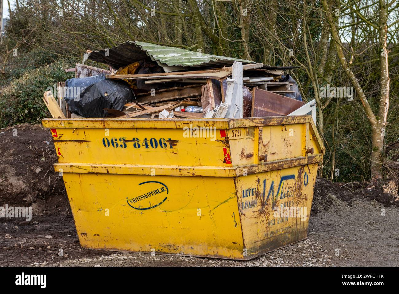 Überspringen Sie voller Baumüll und Müll, County Limerick, Irland. Stockfoto