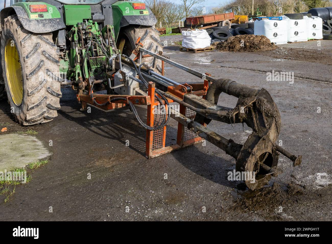 Nahaufnahme eines Schlammerrührwerks auf der Rückseite eines John Deere Traktors, Irland. Stockfoto