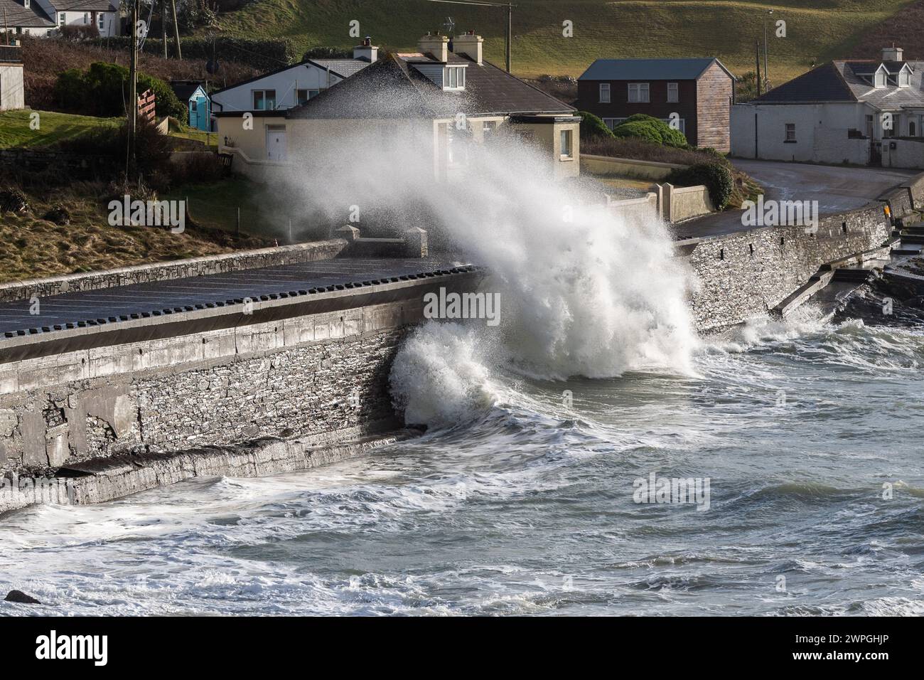 Große Wellen während des Sturms Isha am Tragumna Beach, West Cork, Irland. Stockfoto