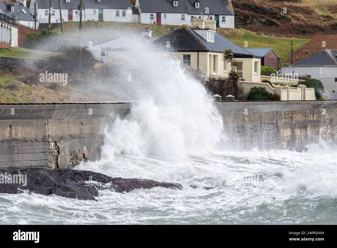 Große Wellen während des Sturms Isha am Tragumna Beach, West Cork, Irland. Stockfoto