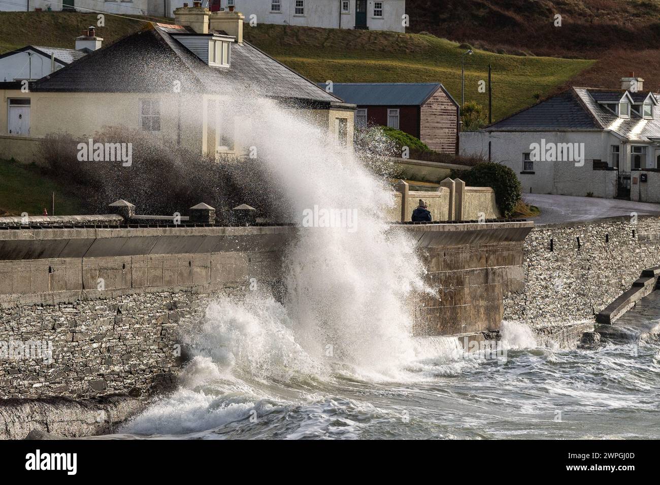 Große Wellen während des Sturms Isha am Tragumna Beach, West Cork, Irland. Stockfoto