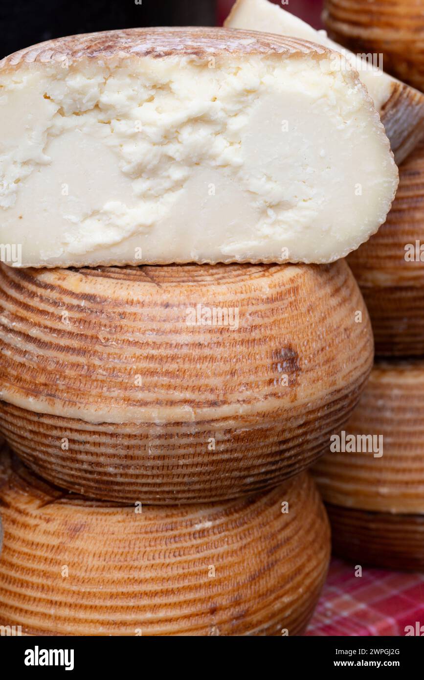 Italien, Street Food Market, Pecorino, sardischer Schafskäse auf dem Markt Stockfoto