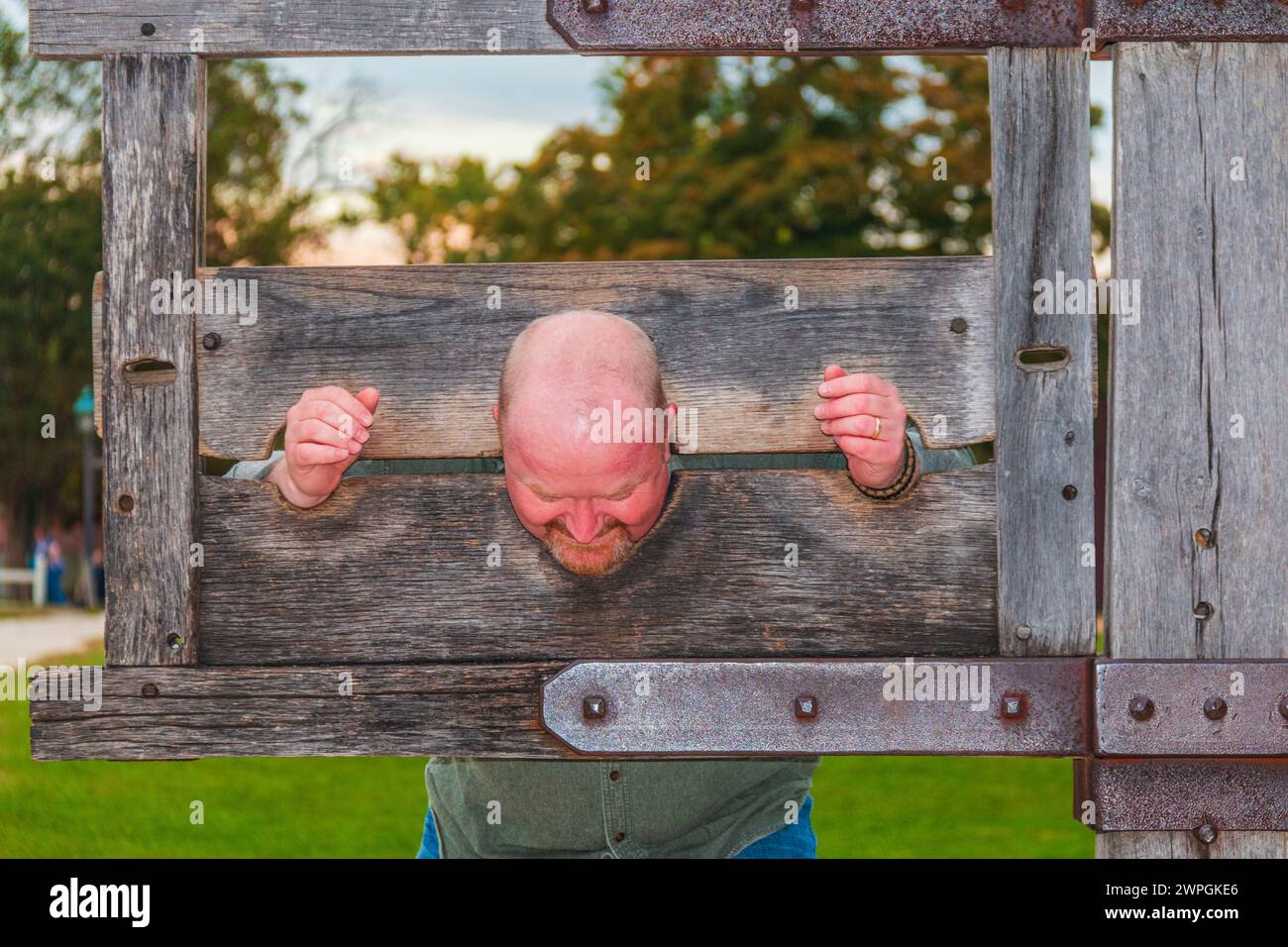 Stocks und Peitschenpfosten im Courthouse im Colonial Williamsburg Historic District in Virginia. Stockfoto