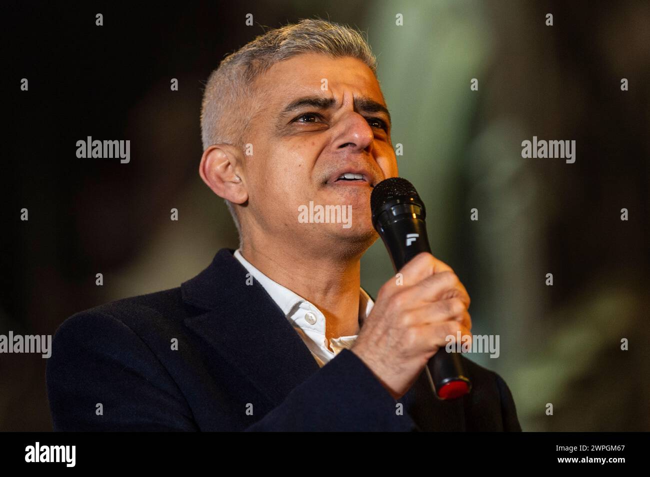 London, Großbritannien. 7. März 2024. Sadiq Khan, Bürgermeister von London, schaltet offiziell die Ramadan-Lichterinstallation in der Coventry Street nahe Piccadilly Circus vor dem ersten Tag des Ramadan 2024 am 11. März ein. Die Lichter bleiben den ganzen Monat Ramadan lang beleuchtet. Quelle: Stephen Chung / Alamy Live News Stockfoto