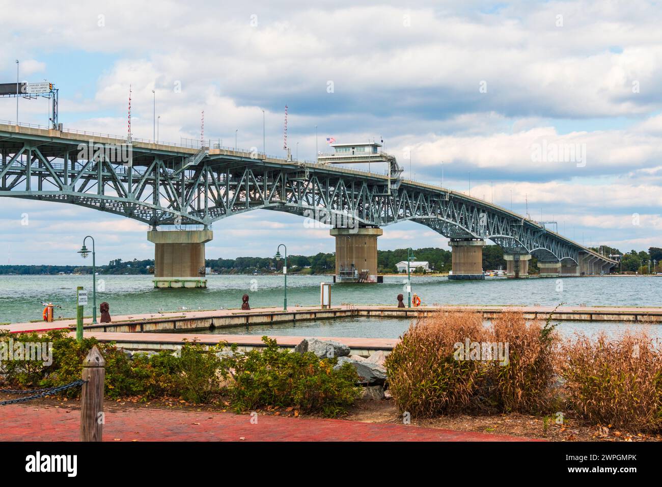 Die George P Coleman Doppelschwingbrücke über den York River in Yorktown ist die größte Doppelschwingbrücke in den Vereinigten Staaten. Stockfoto