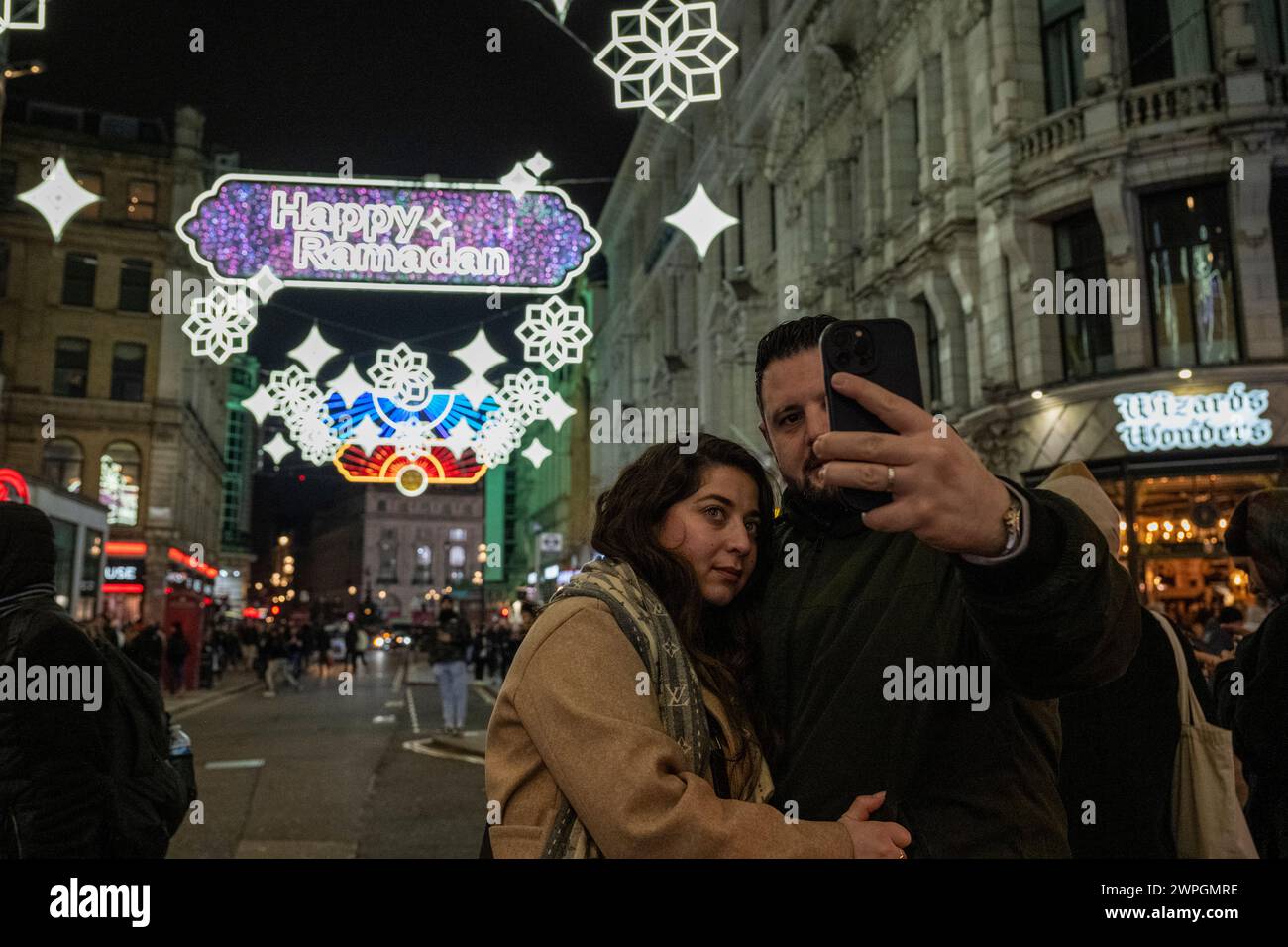 London, Großbritannien. 7. März 2024. Die Installation der Ramadan-Lichter in der Coventry Street in der Nähe des Piccadilly Circus wurde von Sadiq Khan, dem Bürgermeister von London, vor dem ersten Tag des Ramadan 2024 am 11. März offiziell eingeschaltet. Die Lichter bleiben den ganzen Monat Ramadan lang beleuchtet. Quelle: Stephen Chung / Alamy Live News Stockfoto