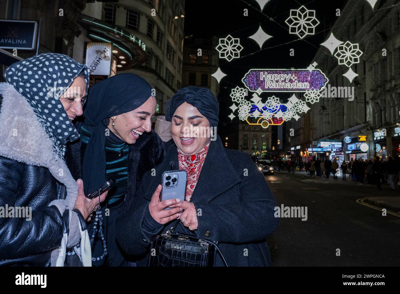 London, Großbritannien. 7. März 2024. Die Installation der Ramadan-Lichter in der Coventry Street in der Nähe des Piccadilly Circus wurde von Sadiq Khan, dem Bürgermeister von London, vor dem ersten Tag des Ramadan 2024 am 11. März offiziell eingeschaltet. Die Lichter bleiben den ganzen Monat Ramadan lang beleuchtet. Quelle: Stephen Chung / Alamy Live News Stockfoto