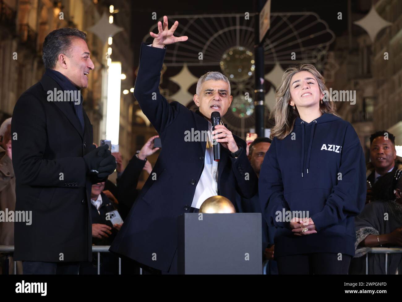 London, Vereinigtes Königreich, 7. März 2024. Der Bürgermeister von London, Sadiq Khan, schaltet offiziell die diesjährige Ramadan-Lichtinstallation im Piccadilly Circus im Zentrum von London ein, um den bevorstehenden Beginn des Ramadan 2024 zu feiern. Mit über 30 000 nachhaltigen Glühbirnen werden die diesjährigen Leuchten von der Aziz Foundation organisiert. Kredit : Monica Wells/Alamy Live News Stockfoto