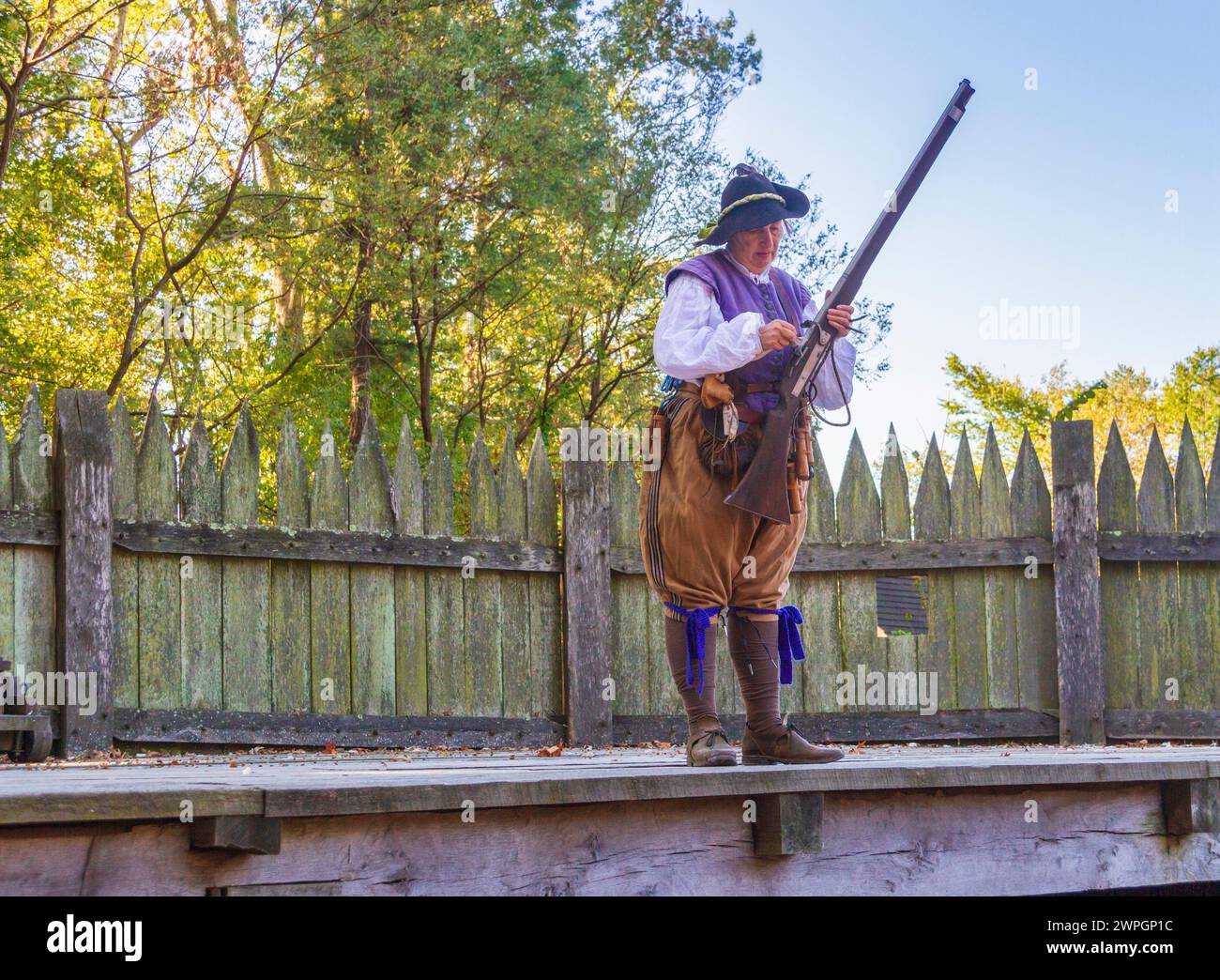 Musketen-Demonstration im Jamestown Settlement Living History Museum im Colonial National Historical Park in Virginia. Stockfoto