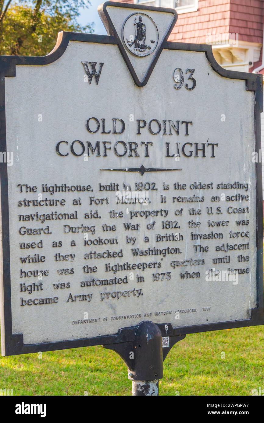 Old Point Comfort Lighthouse, erbaut 1803, am Eingang zum Hampton Roads Harbor in Virginia im Fort Monroe National Monument. Stockfoto