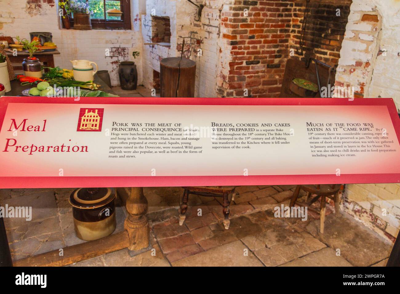 Küche in Shirley Plantation. Die historische Shirley Plantation wurde 1613 gegründet und ist die älteste Plantage in Virginia, die seit 1613 kontinuierlich bewohnt wurde. Stockfoto