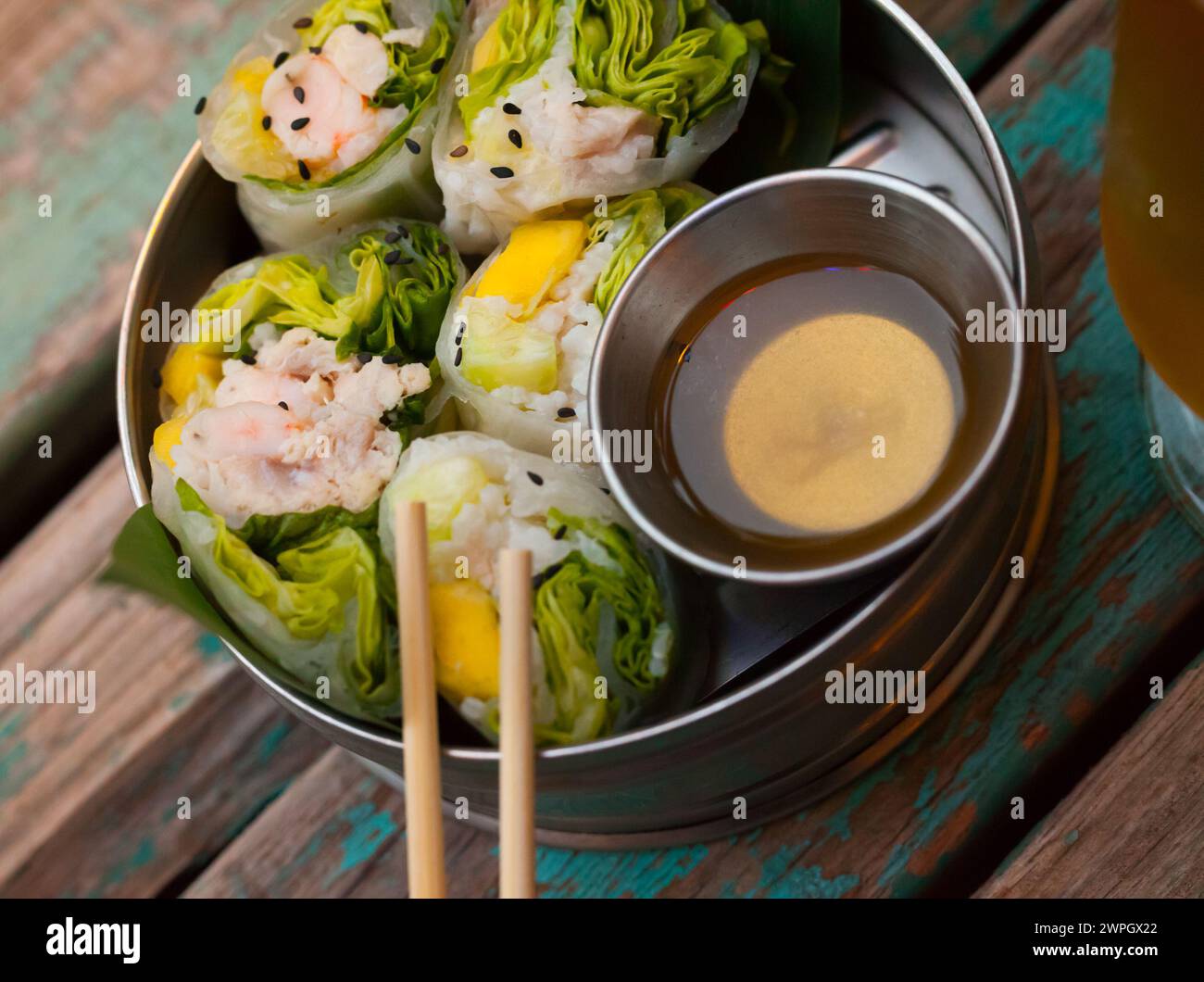 Leckere Ceviche-Rollen aus weißem Fisch mit Reispapier im vietnamesischen Stil Stockfoto