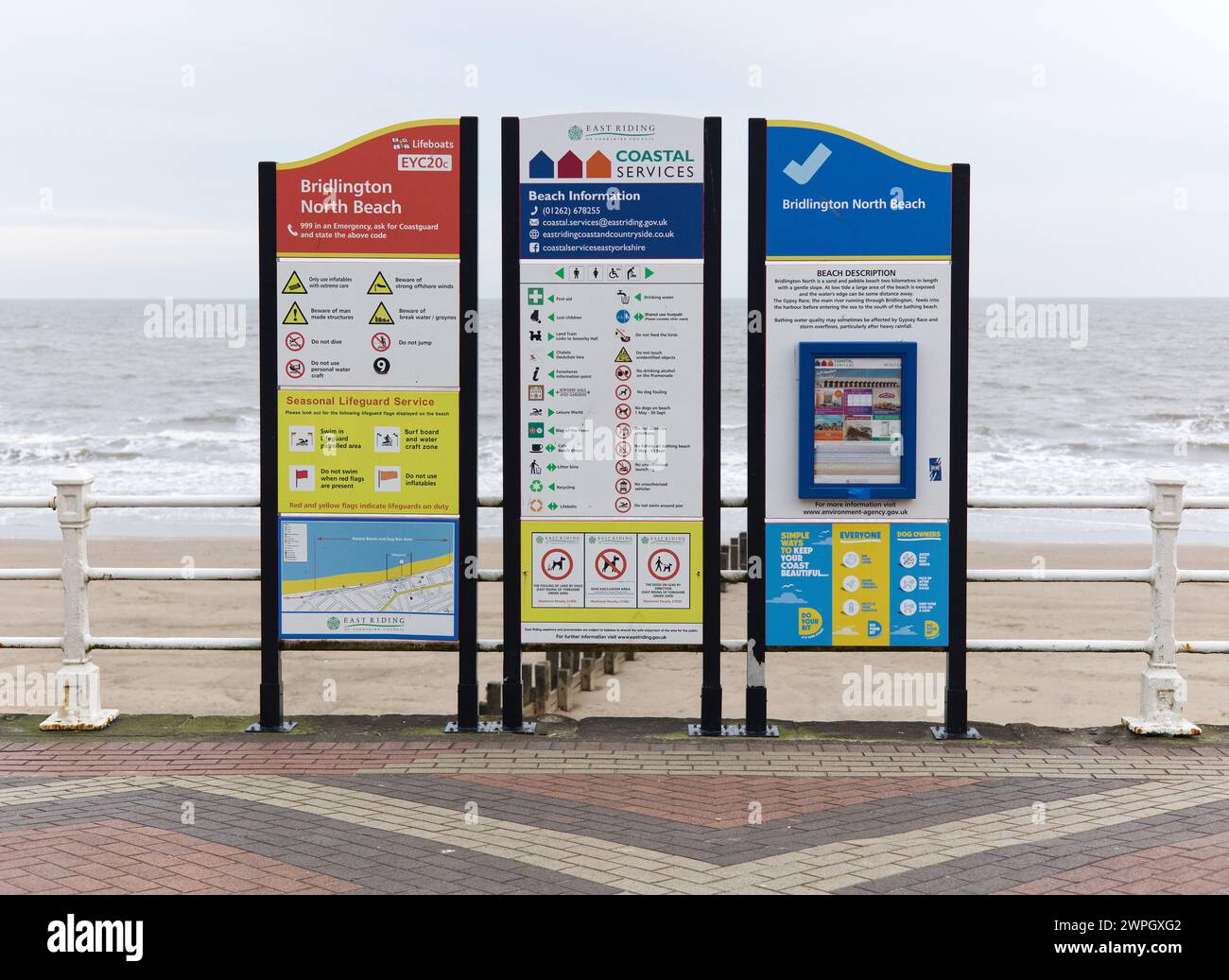 Gefahren und Sicherheitsschilder am Strand in North Beach, Bridlington mit Gesundheits- und Sicherheitsinformationen Stockfoto