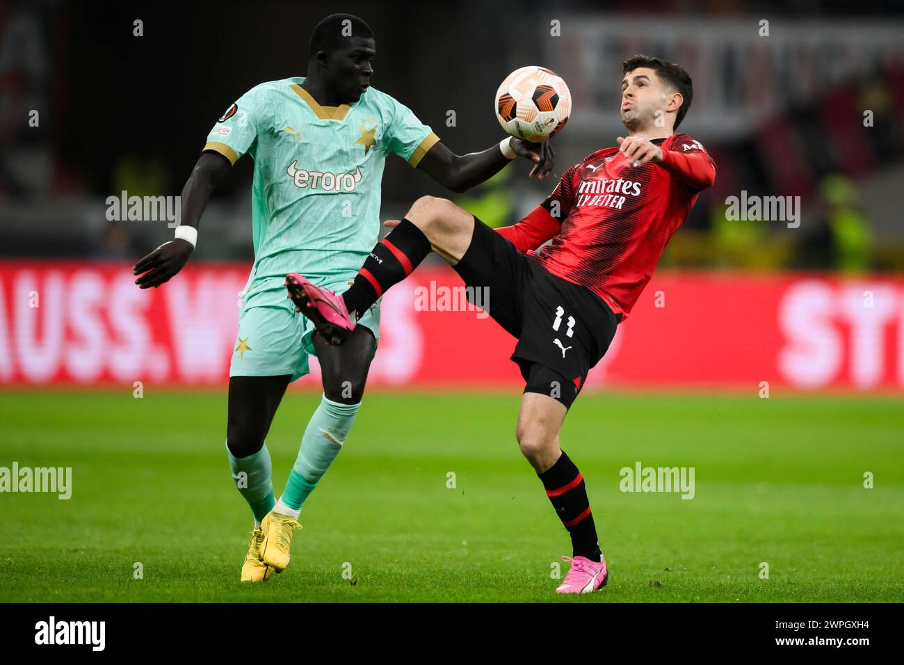 Mailand, Italien. 7. März 2024. Christian Pulisic vom AC Milan tritt im Achtelfinale der UEFA Europa League gegen El Hadji Malick Diouf von SK Slavia Praha um den Ball an. Quelle: Nicolò Campo/Alamy Live News Stockfoto