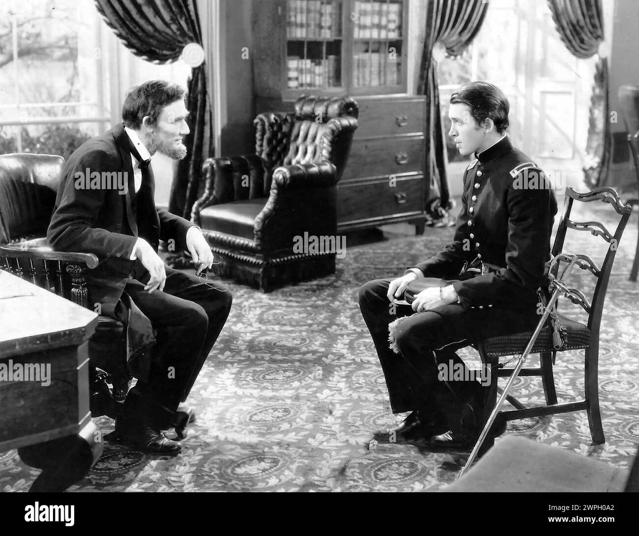 VON MENSCHLICHEN HERZEN 1938 MGM-Film mit James Stewart rechts und John Carradine als Präsident Lincoln Stockfoto