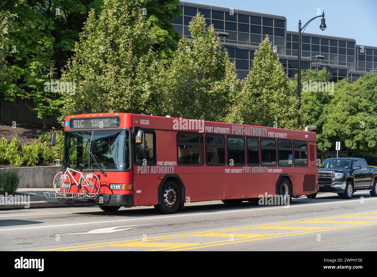Pittsburgh, Pennsylvania – 23. Juli 2023: Ein roter Stadtbus von Port Autority mit Fahrrad auf der Forbes Ave. In Pittsburgh, Pa. Stockfoto