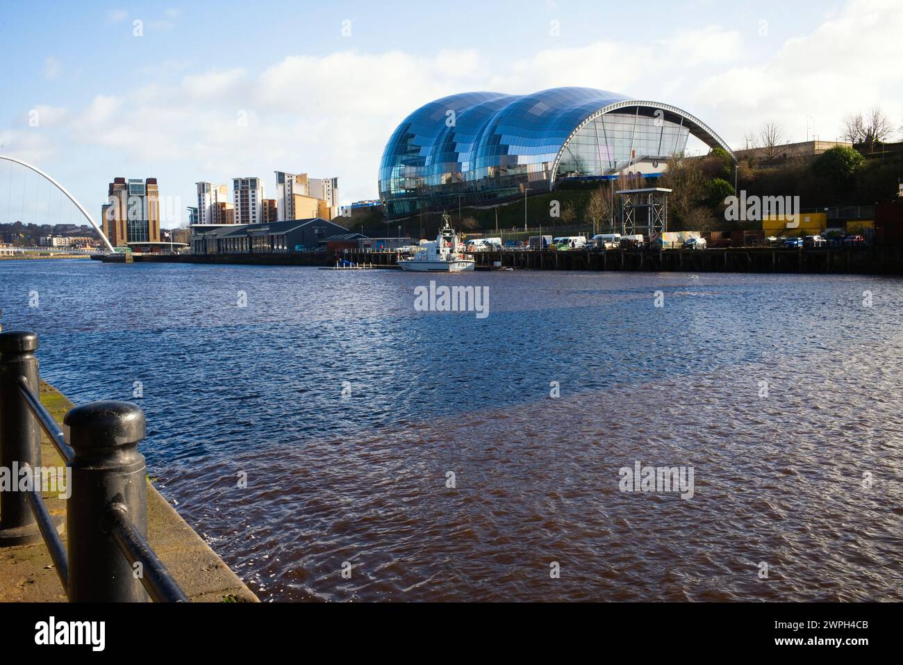 River Tyne mit HMS Calliope am fernen Ufer und HMS Beispiel vor Anker Stockfoto