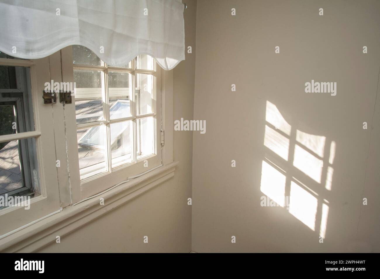 Sonnenlicht durch das Fenster Stockfoto