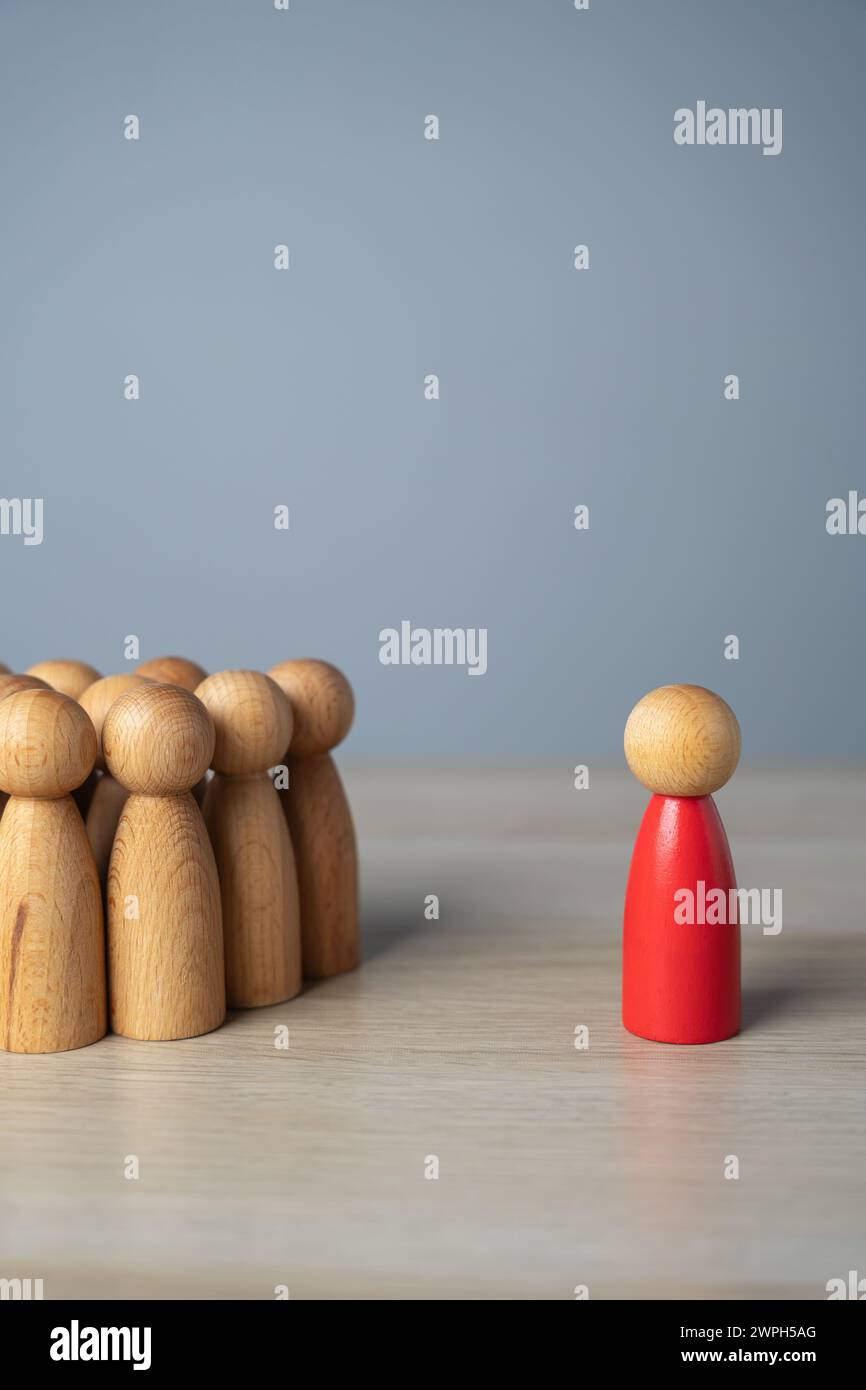 Ein Ausgestoßener aus der Gemeinschaft. Ausgeschlossen oder aus der Gruppe isoliert. Außenstehende. Zuwanderer oder Neuankömmlinge, die keine sozialen Bindungen haben. Gefühle von Stockfoto