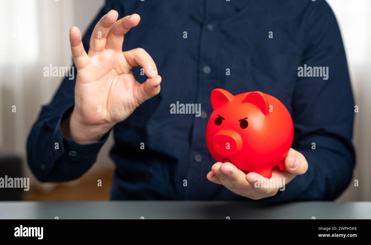 Die Anleger über gute Geschäfte zu täuschen. Überzeugen von der Normalität unehrlicher Einlagen und Sparprogramme. Schlechte finanzielle Gesundheit. Hohe Kosten. Seeki Stockfoto
