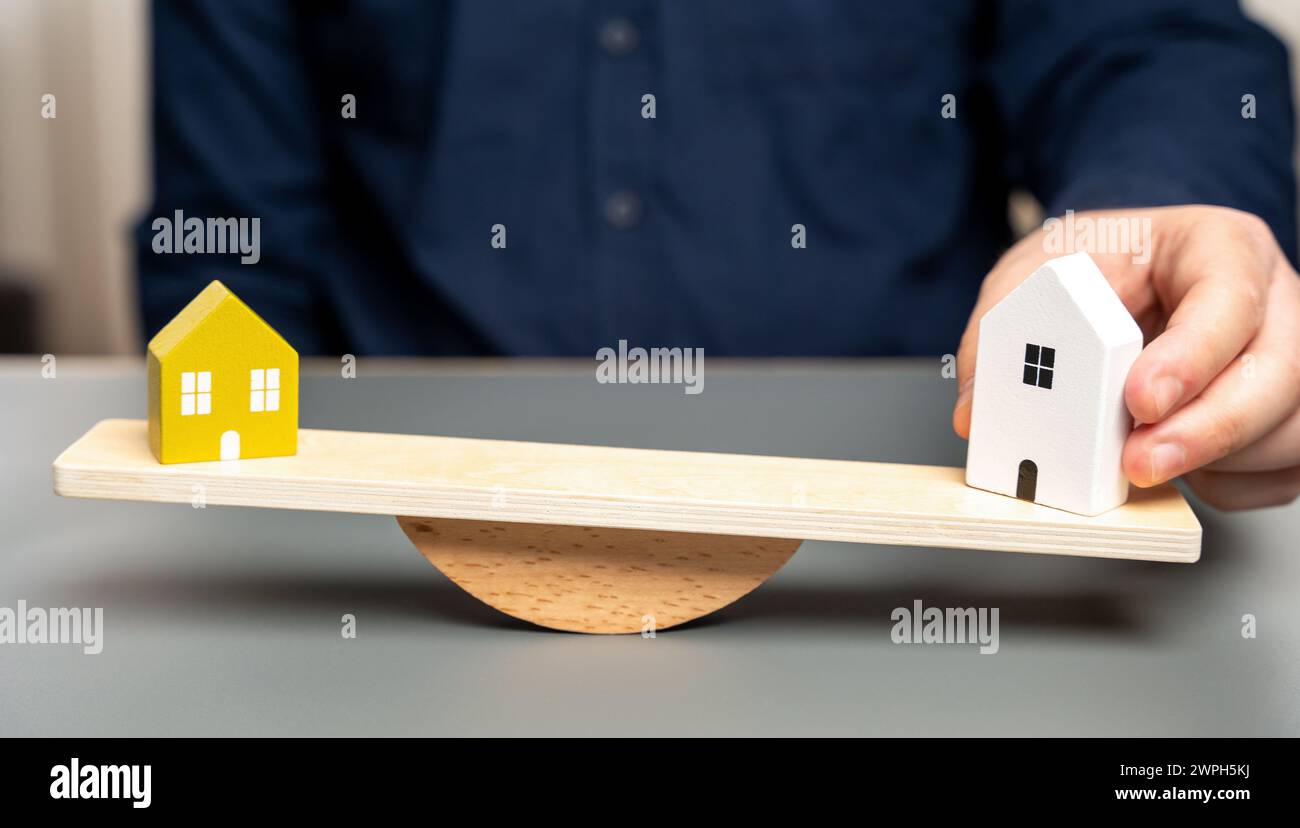 Vergleich von Häusern. Gesamtbetriebskosten, einschließlich möglicher Renovierungen und laufender Wartung. Vergleich wichtiger Merkmale wie Größe, Standort, Co Stockfoto