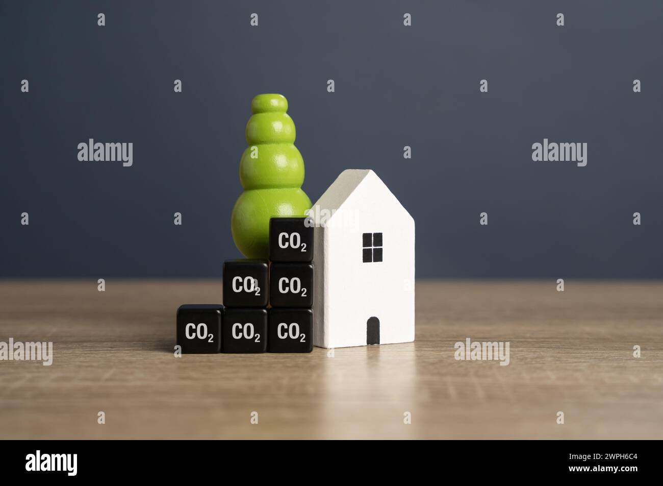 Haus- und CO2-Messwürfel. Energieeffizienz. Reduzierung des CO2-Fußabdrucks und des Energieverbrauchs von Haushalten. Stockfoto