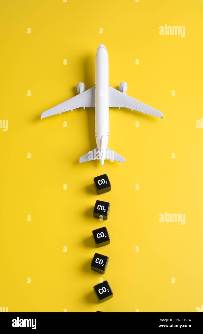 Ein Flugzeug belastet die Umwelt mit Treibhausgasen CO2. Zu potenziellen Folgen des Klimawandels führen. Entwicklung kraftstoffsparender Flugzeuge Stockfoto