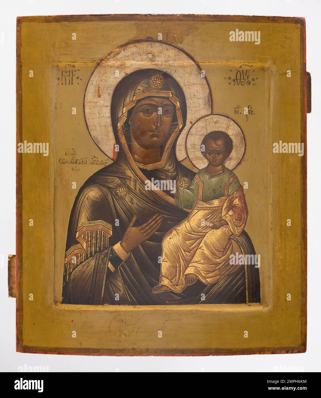 Dies ist eine Ikone der Muttergottes von Smolensk aus der Moskauer Schule, die in der zweiten Hälfte des 17. Jahrhunderts geschaffen und später im 19. Jahrhundert restauriert wurde. Stockfoto