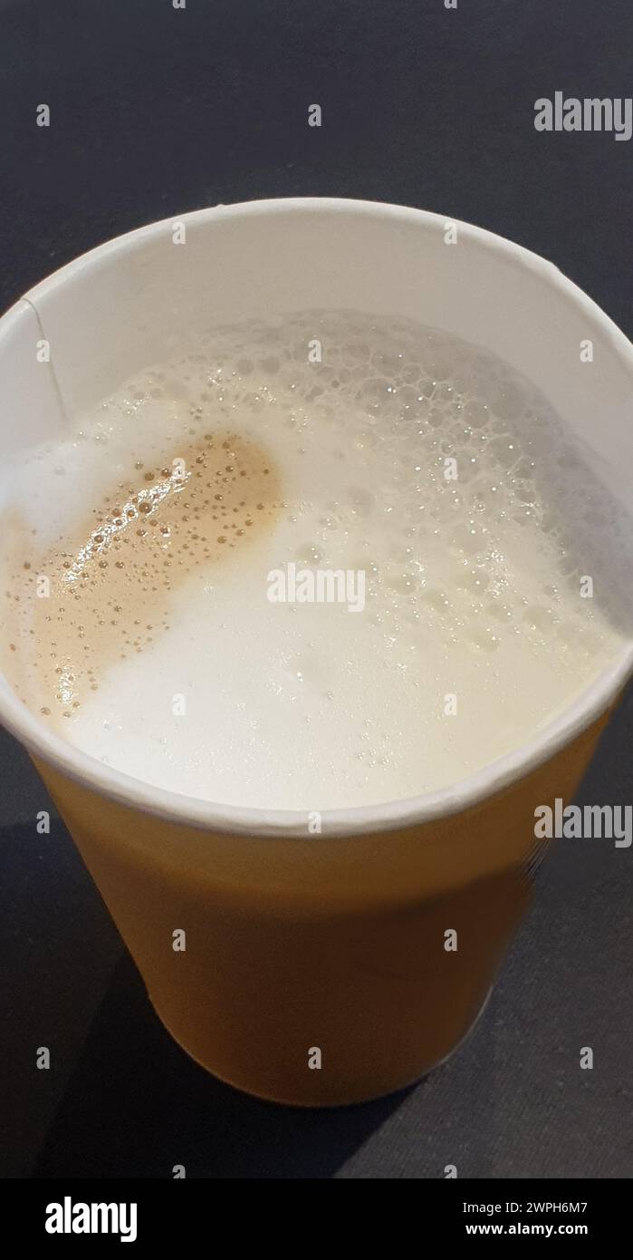 Kaffee vom Selbstbedienungsautomat in einem beliebten Busbahnhof der Hafenbehörde nach New York in Papierform. Fantastischer Capuccino in einer Pappschale! Stockfoto