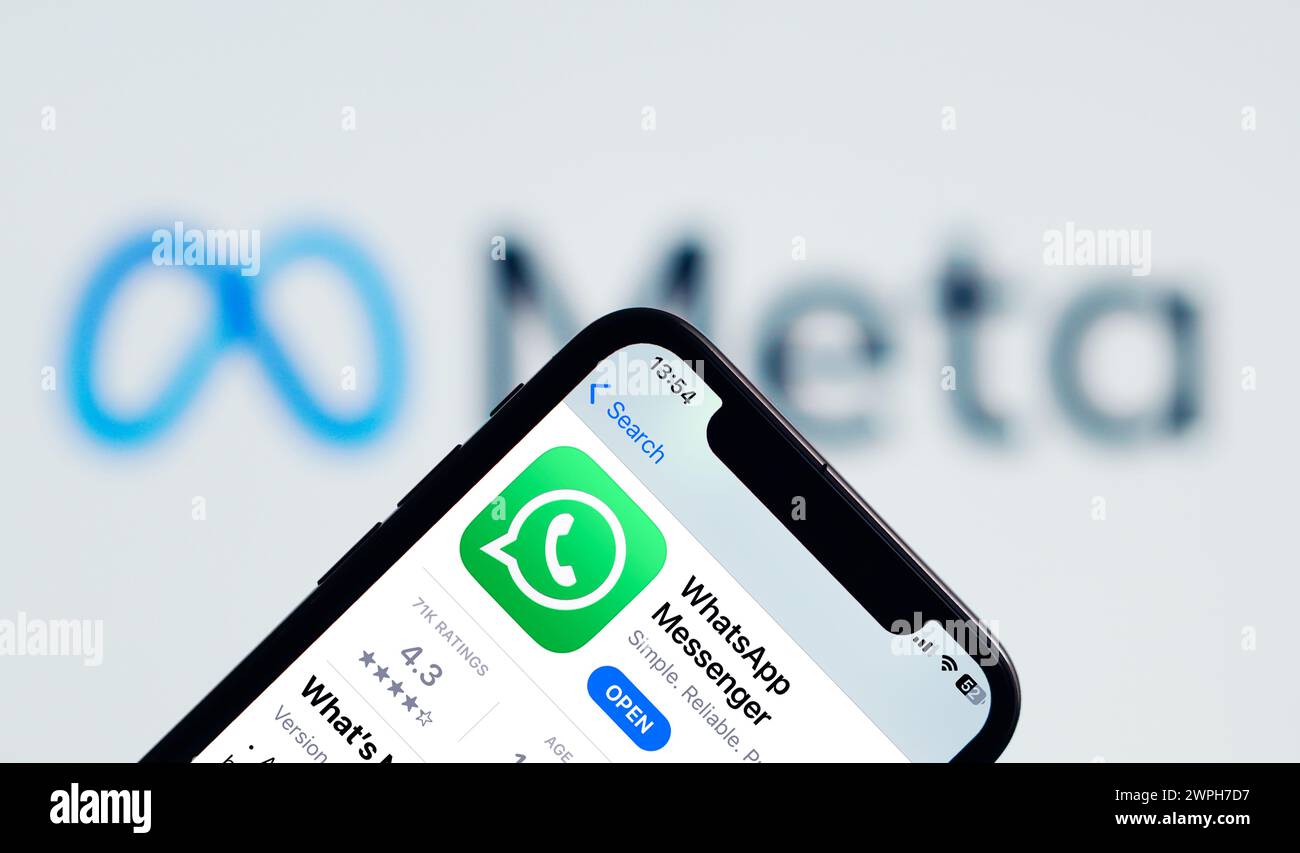 Die neuen Datenschutzfunktionen von WhatsApp auf dem Display – Erweiterung der Meta-Marke Stockfoto