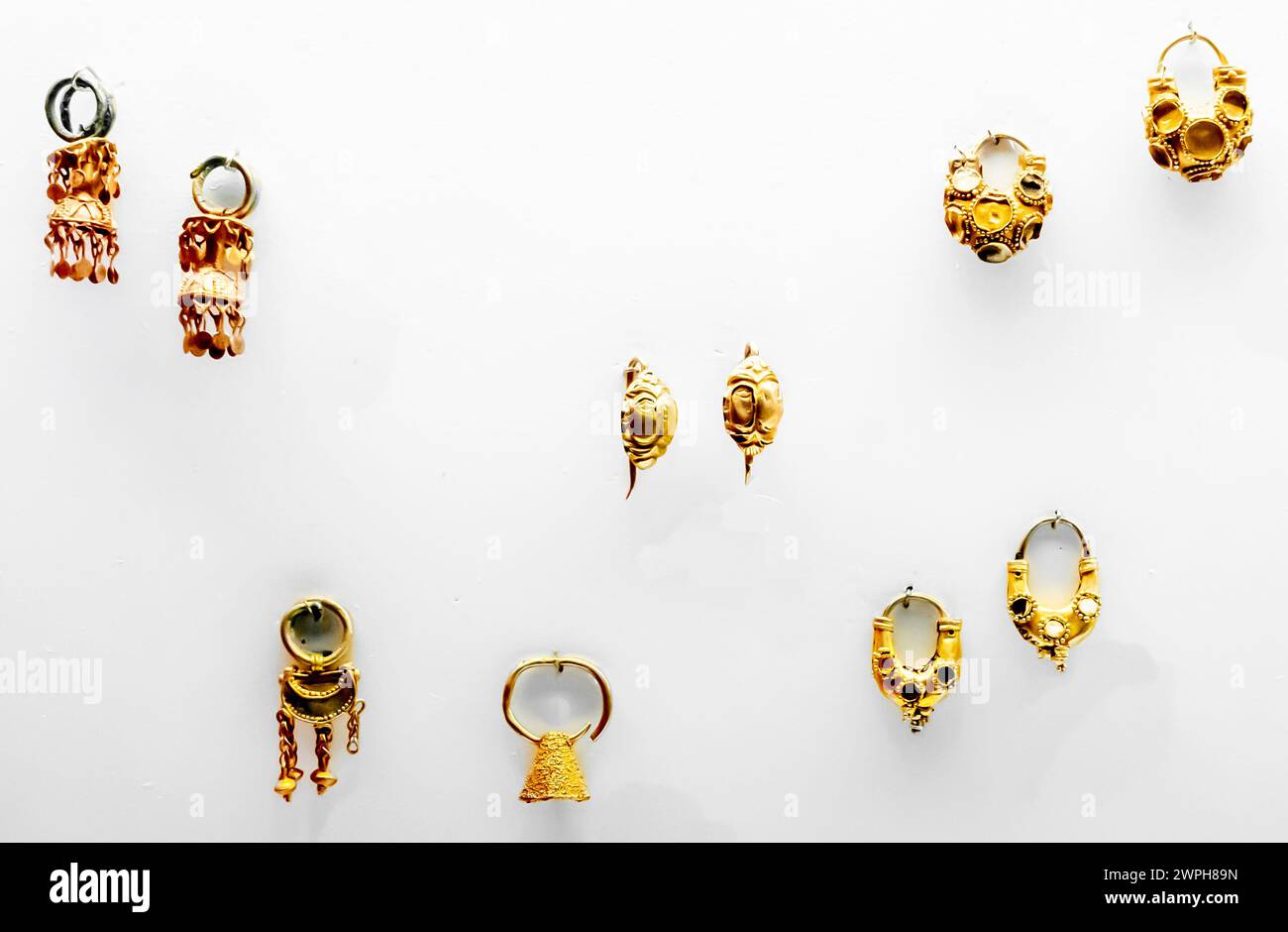 Goldene Ohrringe, verschiedene Grabstätten in Westkasachstan, 6.-2. Jahrhundert v. Chr Stockfoto