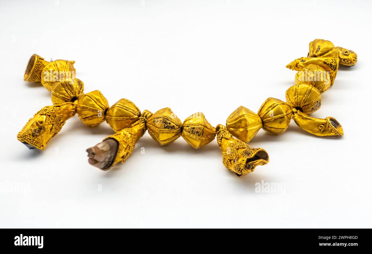 Goldenes Amulett mit Elementen in Form eines Wolfszahn, 6.-5. Jahrhundert v. Chr., Begräbnisstätte Taksay-1, Kasachstan. Stockfoto