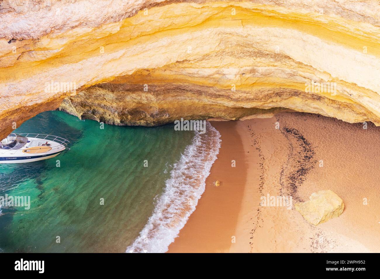 Benagil-Höhle an der Algarve. Ansicht von oben nach unten. Lagoa, Carvoeiro, Algarve, Portugal Stockfoto