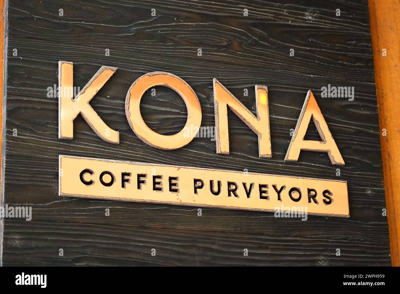 Honolulu, HI - 24. Dezember 2023 : Good Day-Marke Litschi aromatisierte Soju- oder Noju-Flasche und Etikett in der Hand importiert in die Vereinigten Staaten, bekannt als koreanischer Wodka. Stockfoto