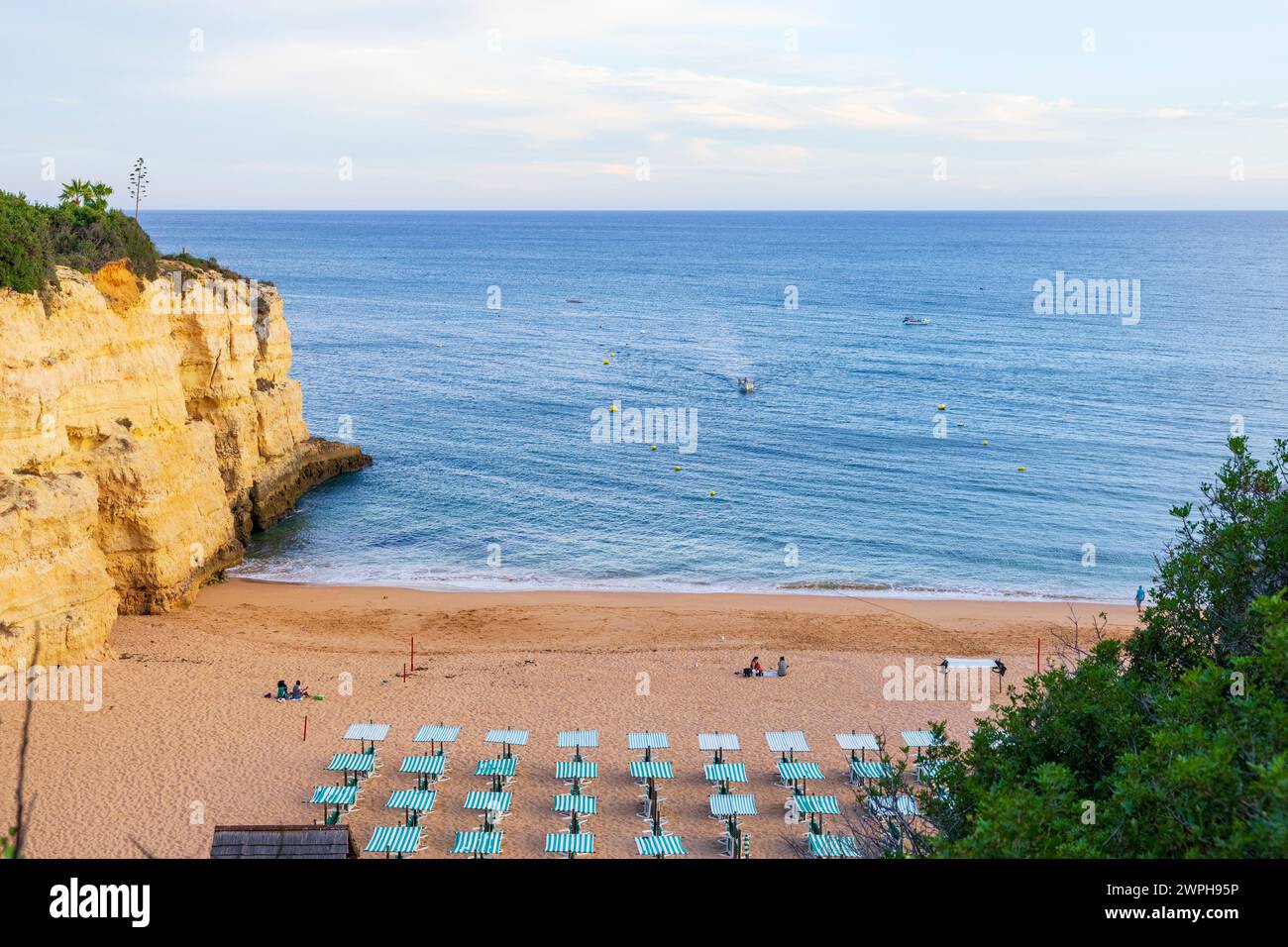 Algarve, Portugal. Blick auf den Strand unserer Lieben Frau vom Felsen (Praia de Nossa Senhora da Rocha). Veranden, Algarve, Portugal. Stockfoto
