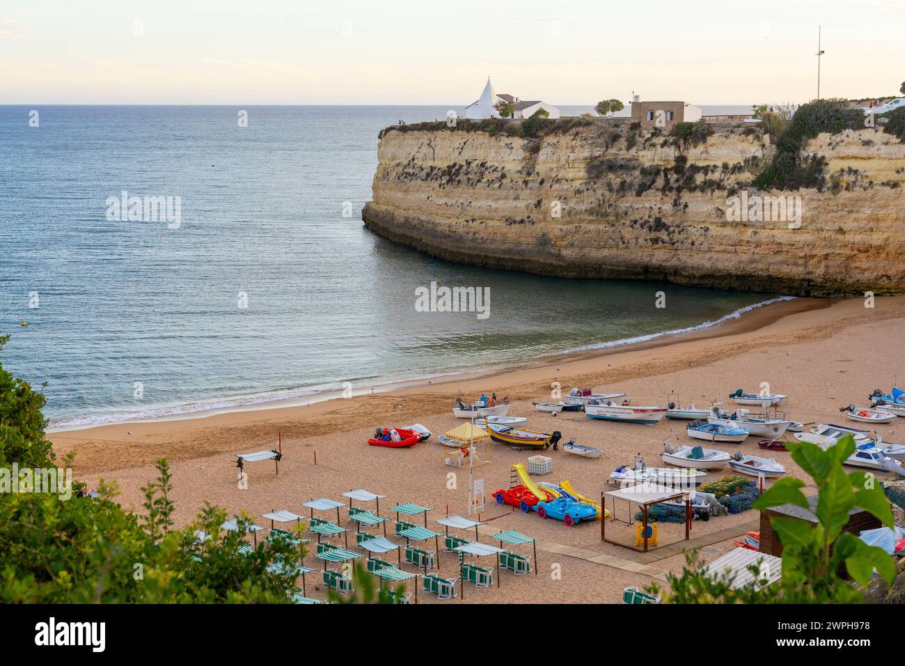 Algarve, Portugal - 15.09.2023: Blick auf Strand und Klippe am Strand unserer Lieben Frau vom Felsen (Praia de Nossa Senhora da Rocha). Veranden, Algarve, Portugal Stockfoto