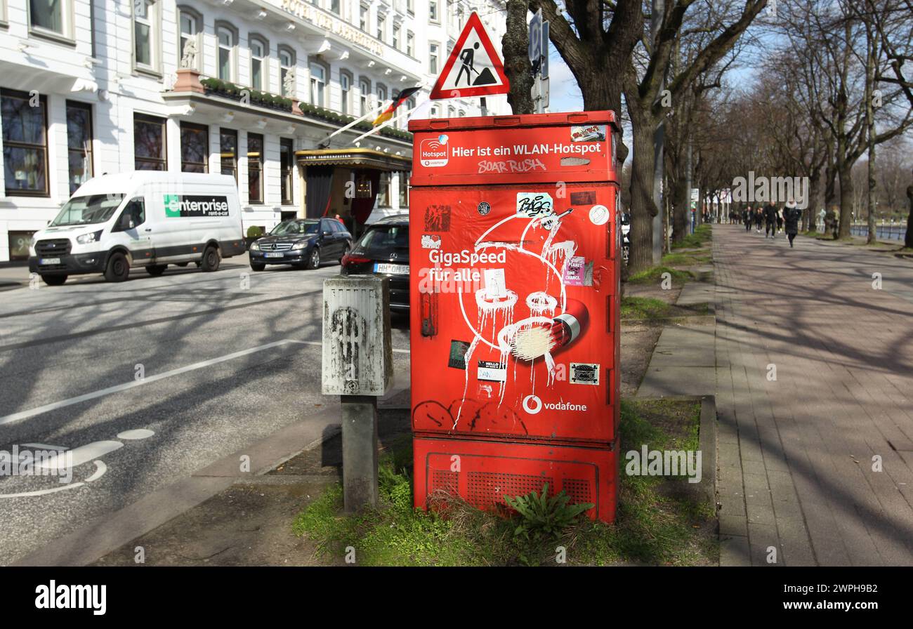 Ein WLAN-Hotspot von Vodafone steht am Neuen Jungfernstieg. Neustadt Hamburg *** Ein WLAN-Hotspot von Vodafone befindet sich am Neuen Jungfernstieg Neustadt Hamburg Stockfoto Ein WLAN-Hotspot von Vodafone steht am Neuen Jungfernstieg. Neustadt Hamburg *** Ein WLAN-Hotspot von Vodafone befindet sich am Neuen Jungfernstieg Neustadt Hamburg Stockfoto