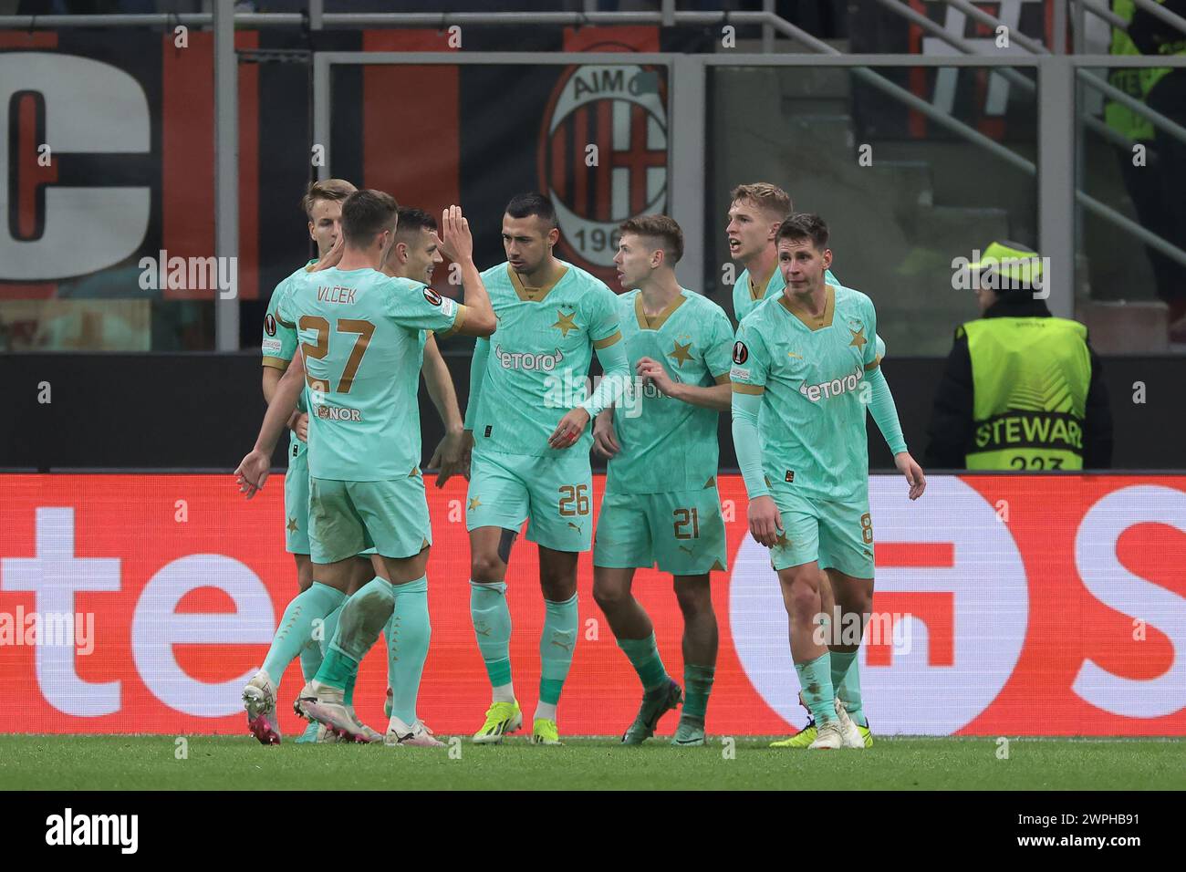 Mailand, Italien. März 2024. Ivan Schranz von Slavia Praha feiert mit seinen Teamkollegen, nachdem er einen Treffer erzielt hat, um während des Spiels der UEFA Europa League in Giuseppe Meazza, Mailand, ein Tor zurückzuziehen und den Rückstand auf 3-2 zu reduzieren. Der Bildnachweis sollte lauten: Jonathan Moscrop/Sportimage Credit: Sportimage Ltd/Alamy Live News Stockfoto