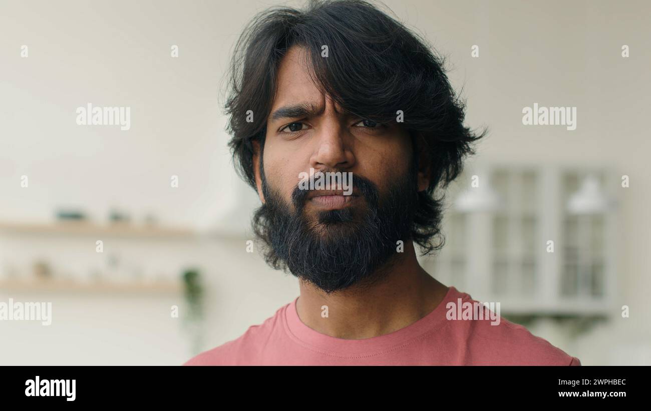 Nahaufnahme Vorderansicht Erwachsener 30er Jahre multirassischer arabischer indischer ethnischer bärtiger Mann ernsthaft in die Kamera schauend. Männliches Kopfporträt eines ruhigen mittleren Alters Stockfoto