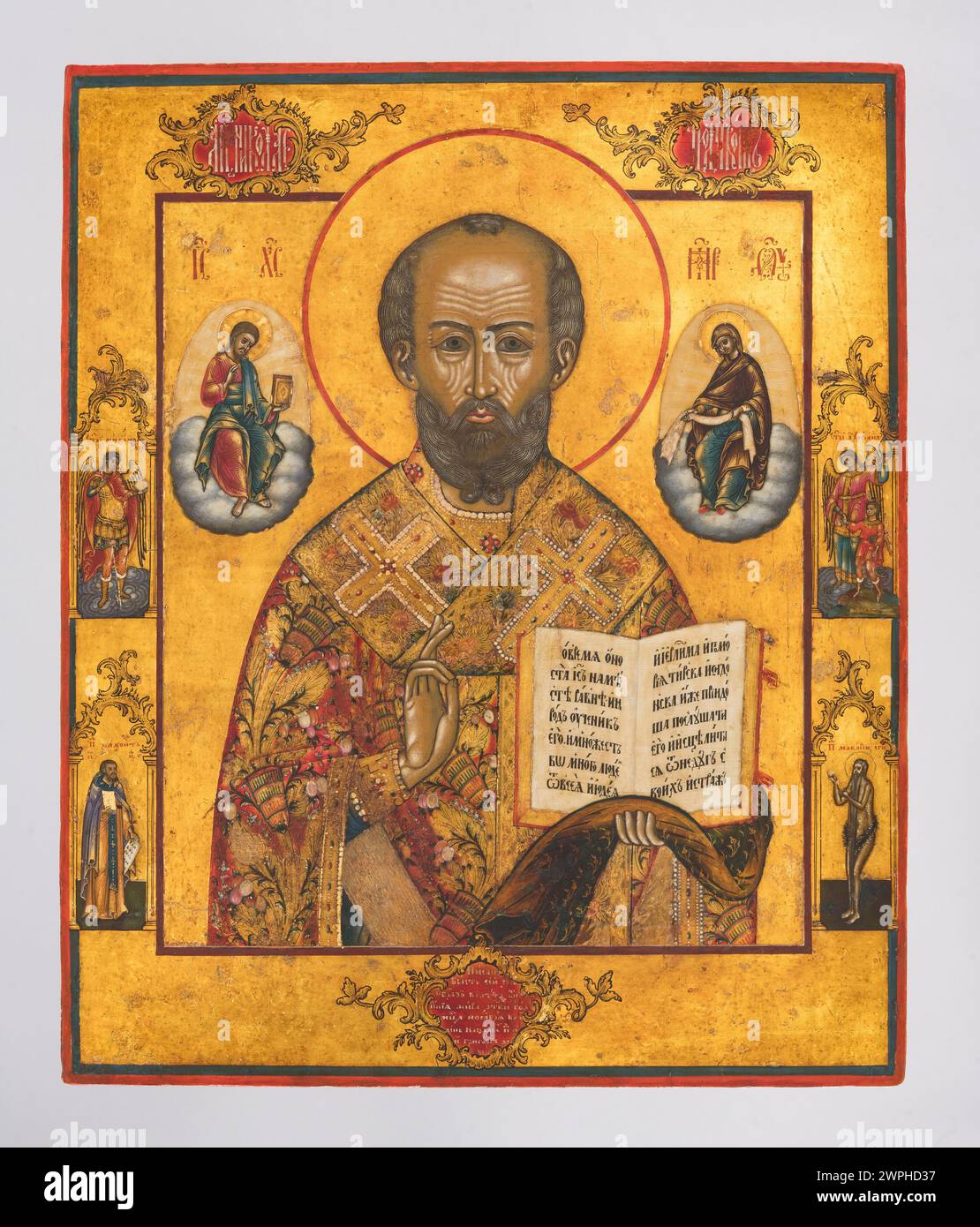 Die Ikone des Heiligen Nikolaus des Wundertäters, die 1820 von einer unbekannten russischen Werkstatt geschaffen wurde und die traditionelle orthodoxe religiöse Ikonographie auf einer Holztafel darstellt. Stockfoto