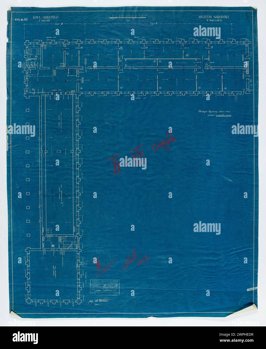 Horizontaler Exekutivplan des linken Flügels (Teile VI-VII) des Nationalmuseums Warschau und des Polnischen Armeemuseums mit Fenster- und Türmaßen, gezeichnet von Tadeusz (1887-1951) zwischen 1927-1931 im Maßstab 1:100. Stockfoto