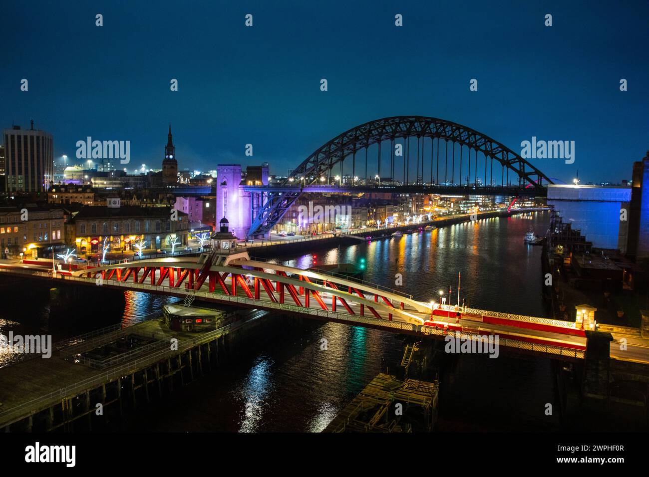 Abendblick auf die Swing Bridge und Tyne Bridge, Newcastle upon Tyne, Tyne and Wear, England, Großbritannien Stockfoto