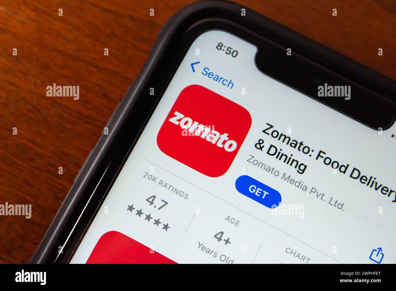 Zomato App im App Store auf dem iPhone. Zomato ist ein indischer multinationaler Restaurantlieferant und Lebensmittellieferant. Zomato wurde 2008 gegründet Stockfoto