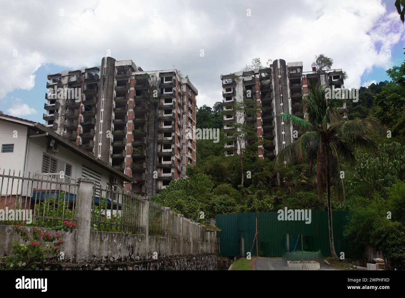Verlassene alte Eigentumswohnungen, die noch 2016 stehen Stockfoto
